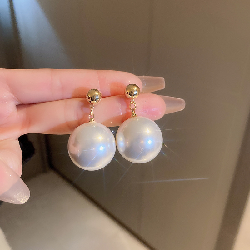 Aguja de plata grandes pendientes de círculo de perlas nicho de moda exagerado elegante alto sentido pendientes francés retro pendientes de todo fósforo