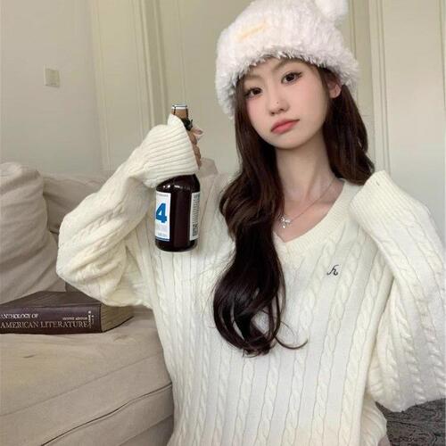 Soft, loose and warm top for autumn and winter in a new style of Korean fashion. The scarf is gentle and the V-neck sweater is made of hemp. 