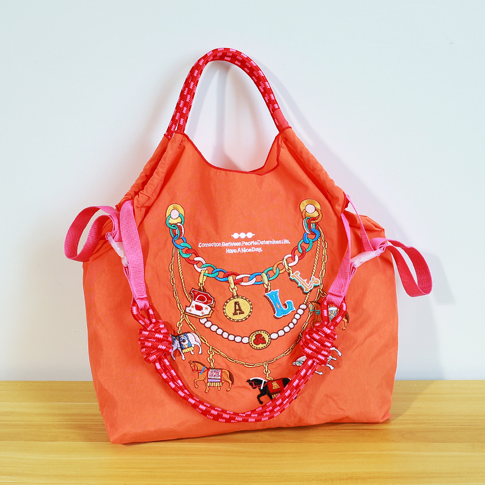 厳選ネット赤同項日系ボールチェーン刺繍レジ袋女性ファッション小衆大容量シングルバッグ潮