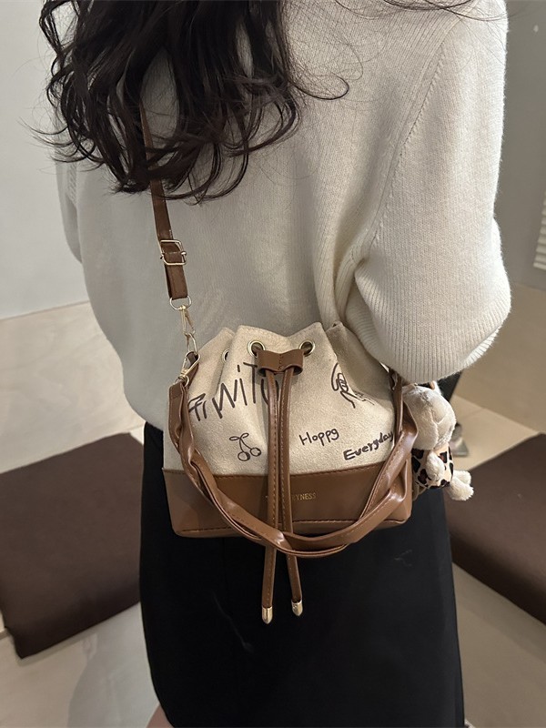 Bolsas de mujer transfronterizas 2025 nueva moda de viaje popular simple ocio mochila versátil torsión bolsas de cubo de mano