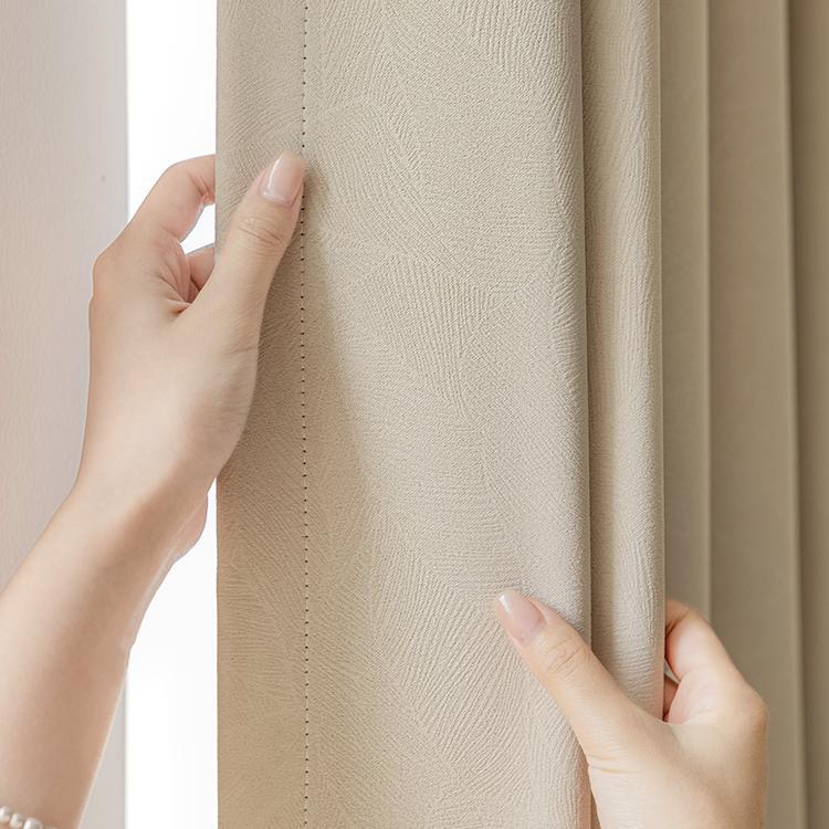 黒金の花のエンボスを厚くしてカーテンを厚くします。