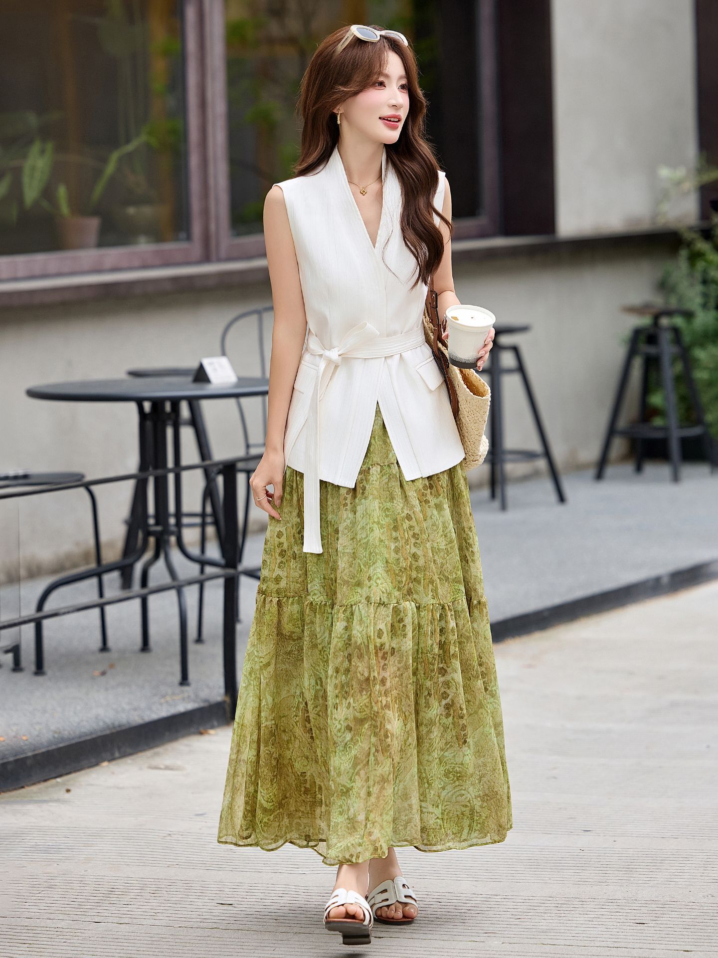 Bộ váy hai mảnh gồm áo vest không tay cổ V và chân váy midi họa tiết hoa, phong cách kỳ nghỉ — màu trắng, màu kaki, màu cà phê