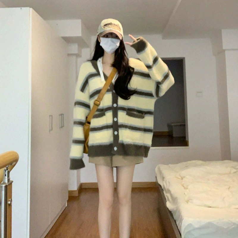 Женский свитер в полоску в стиле опрятного стиля с V-образным вырезом, весна и осень, Новый ленивый мягкий клейкий вязаный кардиган с нишевым дизайном
