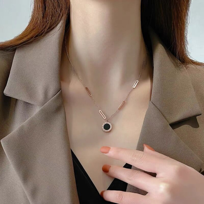 Double-Sided Roman Numeral Black and White Shell Necklace for Women, Clavicle Chain, Light Luxury, High-End Feel, Versatile, Fashionable, Titanium Steel, Non-Fading