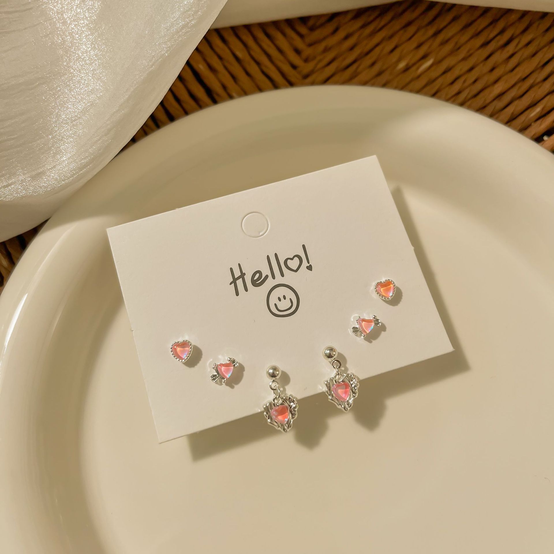 Juego de pendientes de aguja plateados, sencillos y compactos para mujer, pendientes geométricos en forma de corazón, bonitos, dulces y versátiles, venta al por mayor para puestos de mercado