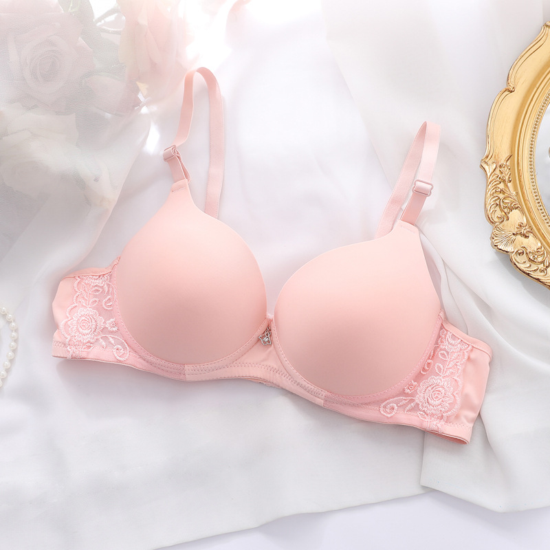 Fábrica de ropa interior de Shantou ajustable en el sitio brillante sin marcas sujetador de pecho pequeño para mujeres reunidas sujetador japonés para jóvenes