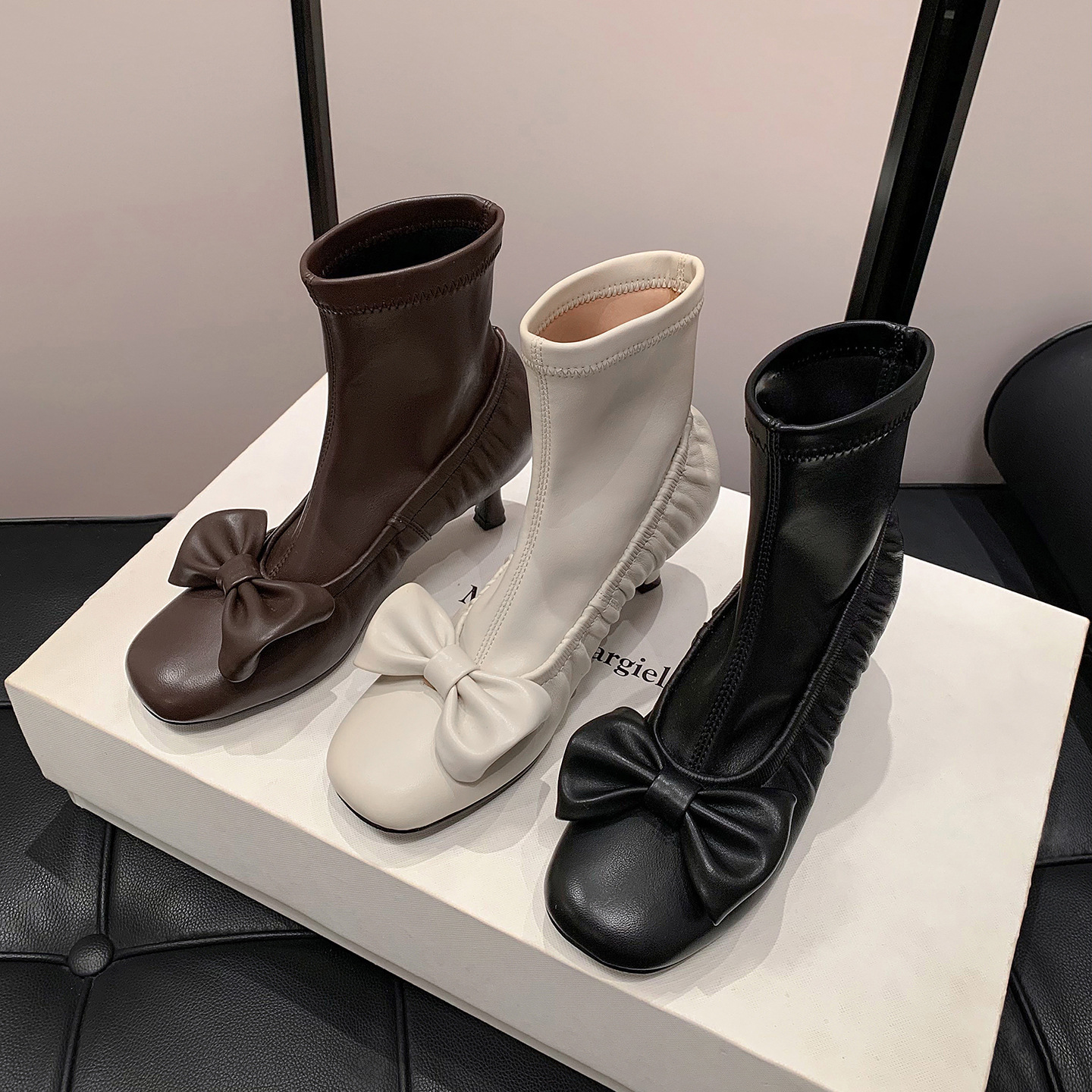 Retro elegant elastic autumn low boots with bow heels