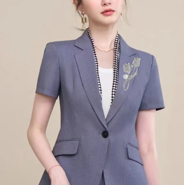 Tulpių formos perlais ir deimantais puošta sagė moterims_voghion.com