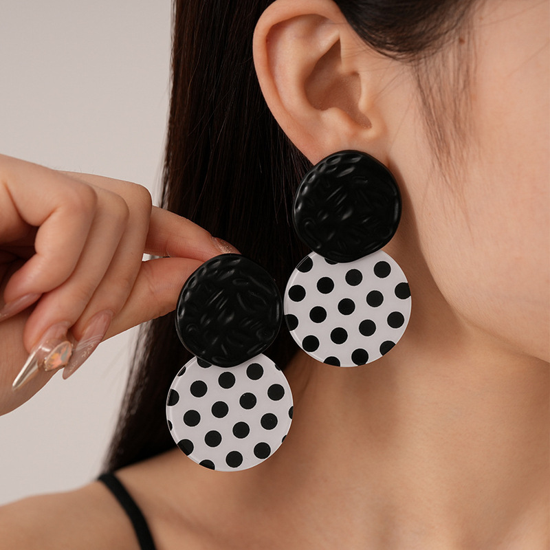 Vintage Acrylic Black and White Wave Dot Round Silver Pin Earrings Fashion Simple Geometric Temperament High-end Earrings for Women
