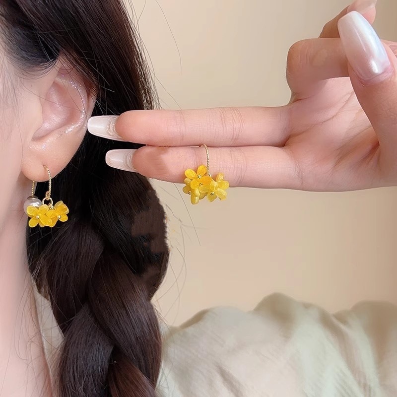 Brincos pendentes com pérolas e flor de osmanthus estilo francês_voghion.com