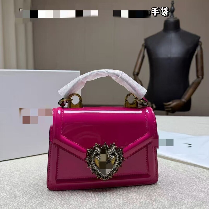 Dolce & Gabbana 2026 New DG Vintage Heart-Shaped Patent Leather Handbag with Chain Shoulder Strap and Flap Design, Single Shoulder Crossbody Bag