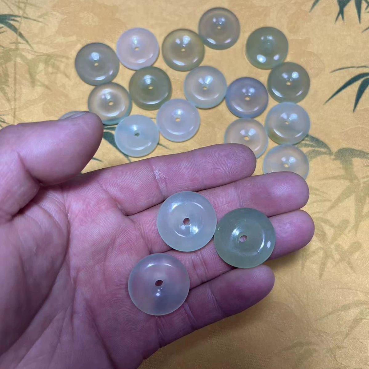 Оптовые натуральные пряжки из нефрита Сюйян, мелкие аксессуары, нежная текстура, различные материалы для самостоятельного изготовления подвесок и украшений