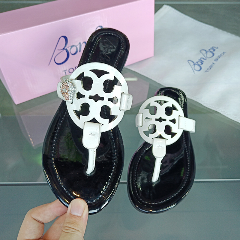Comercio exterior TB casa 2026 diamante flip flops para mujeres de tamaño grande con un fondo plano doble T zapatillas frías fábrica al por mayor sandalias image 15