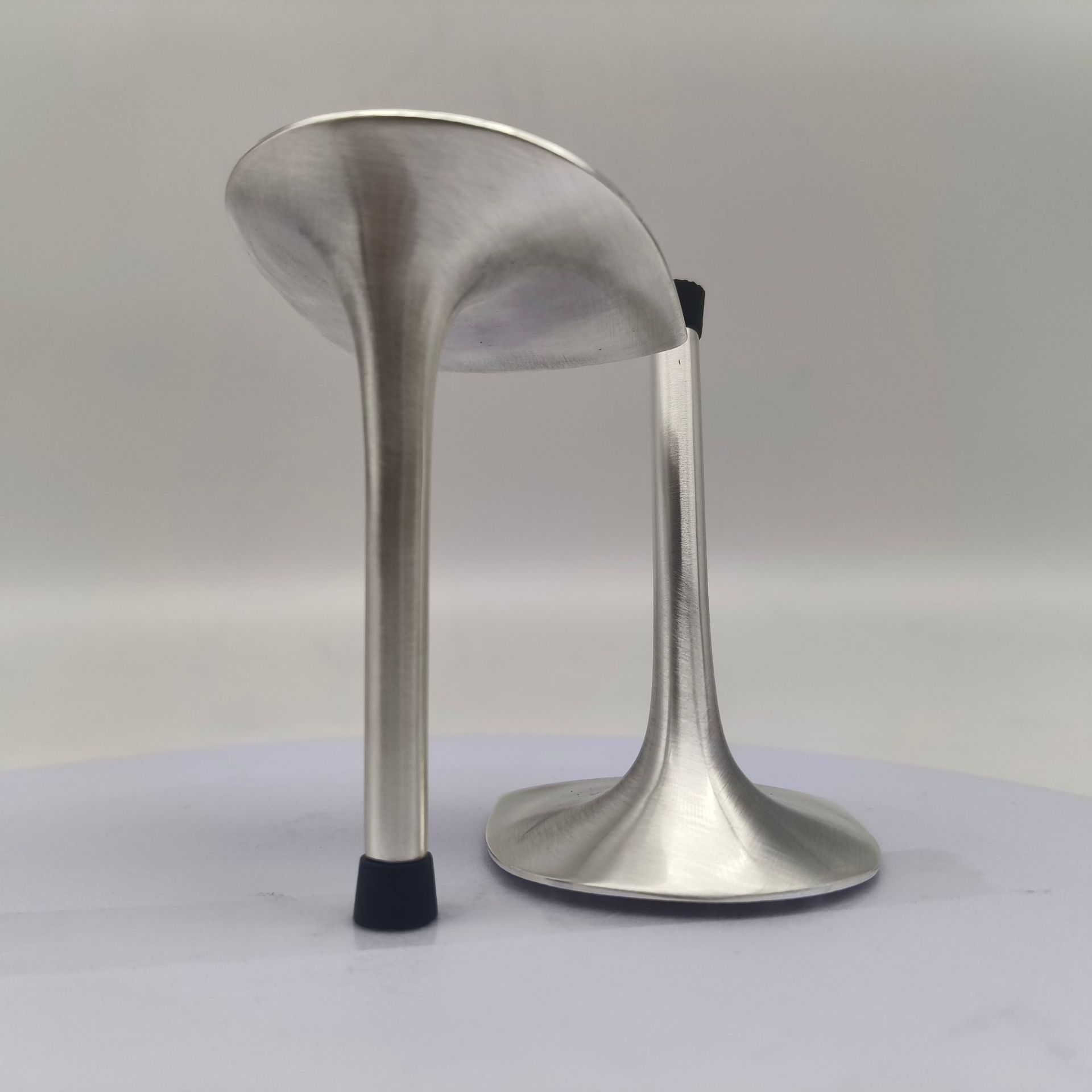 Nuevos tacones de mujer tacones de moda europea y americana personalizados modelos metálicos de acero galvanizado zapatos de tacones redondos