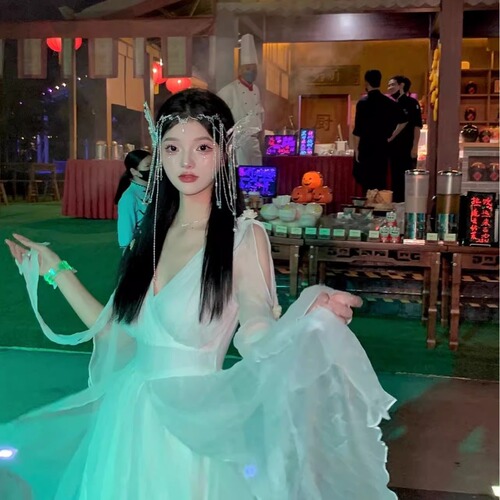Li Yitong's favorite butterfly-winged, forest-style elf-inspired hair clip with tassel—perfect for bridal evening gowns, wedding dresses, and fairy-like hair accessories.