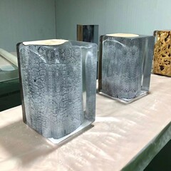 透明水晶エポキシ樹脂のオレアノールは腰掛けの彫刻の装飾品の辺のいくつかのアクリルのビジネスビルの高級な椅子に座ります。