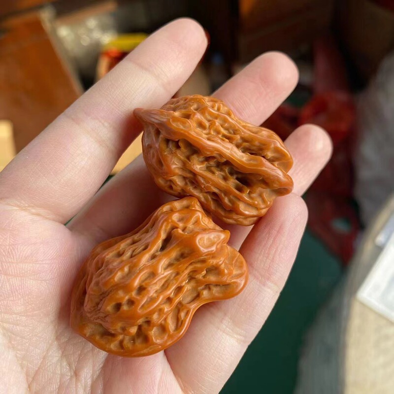 逸品の文はクルミの特大の麒麟のメーカーを遊んで、手の皿のクルミを卸売りして遊んでいます。|undefined