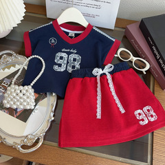 2025夏の女の子のスーツの女の子のアルファベットのプリントtシャツの上着のレースの半身のスカートの運動の2つのセット