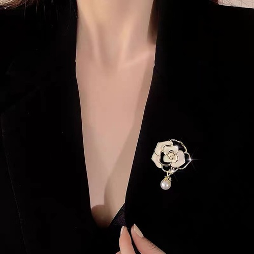 Exquisite fine glitter oil camellia brooch high-end pearl corsage brooch Korean style anti-exposure clothing accessories wholesale