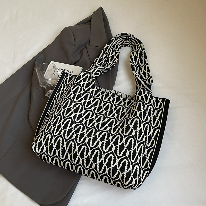 Knitted bags are fashionable and versatile. Knitted tote handbags are new large-capacity shopping bags for women. Single-shoulder bags are new for office workers undefined