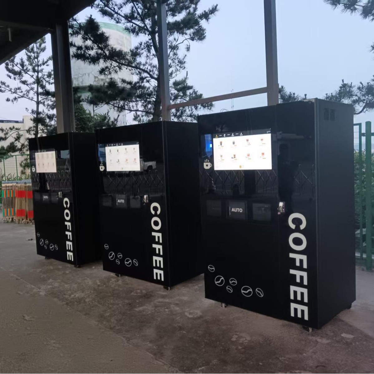 Máquina de café automática no tripulada de 24 horas docenas de bebidas heladas y calientes de doble temperatura rico sabor del sistema de fondo inteligente