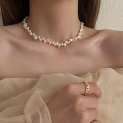 レトロな気質の新しいライト高級イミテーションパールネックレス女性のニッチハイエンドデザイン鎖骨チェーン多用途春と夏のネックチェーン