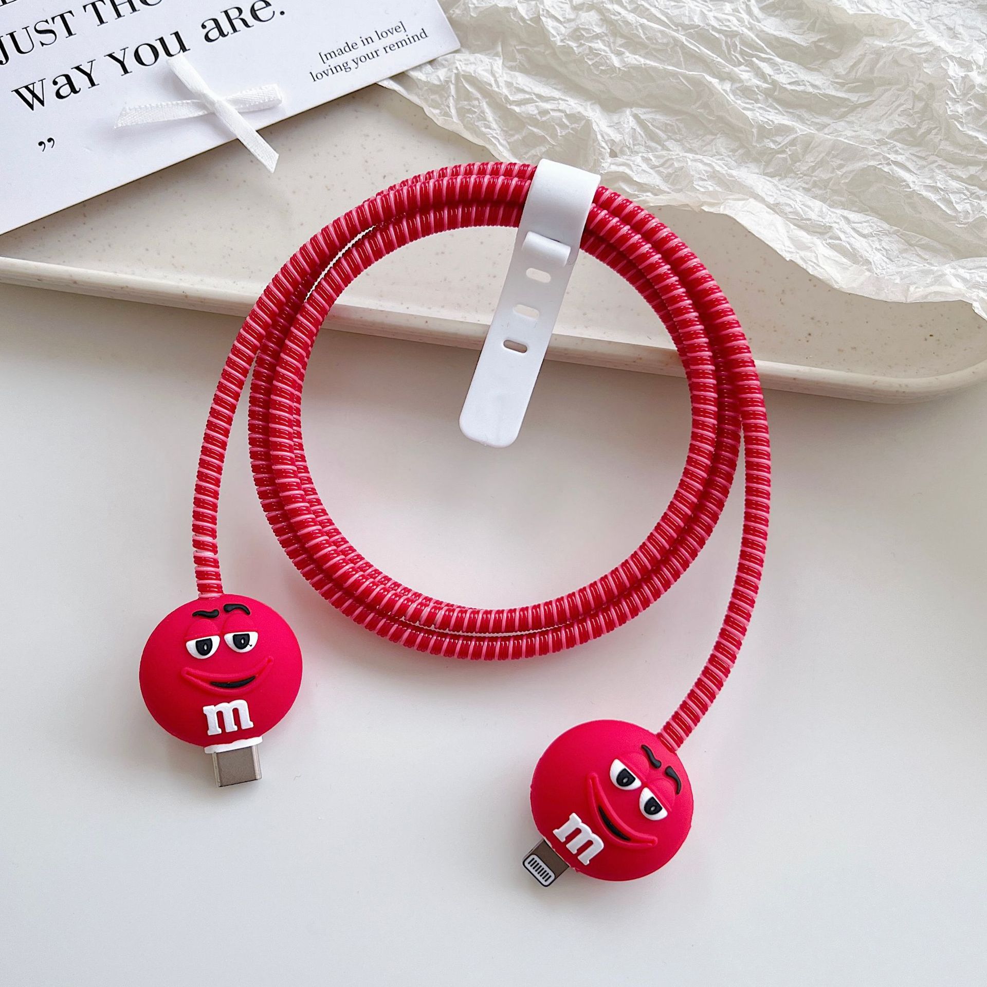 Amazon cartoon cable de datos cubierta adecuada para Apple Android cable de datos de carga rápida cuatro piezas en stock al por mayor