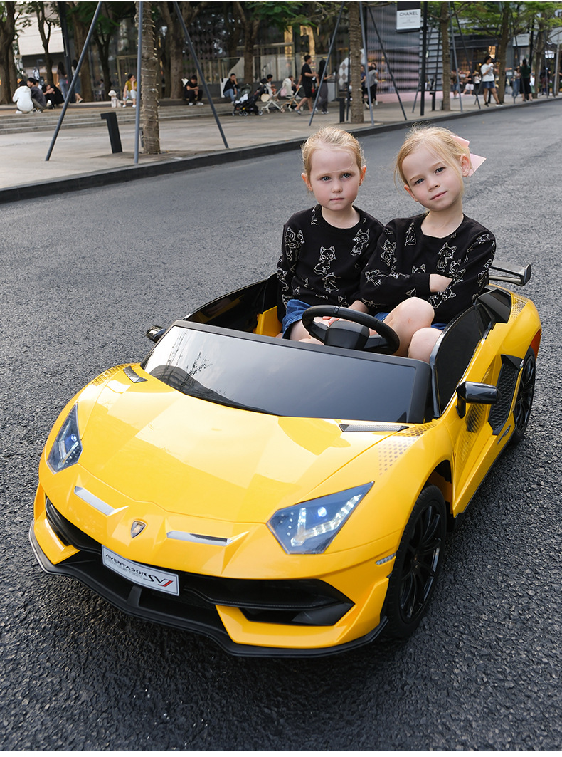 Coche eléctrico grande para niños Asiento de coche de control remoto de cuatro ruedas Coche deportivo de control remoto doble Coche de juguete recargable Rambo Swing
