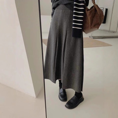 グレーは毛ニットの高級感のあるスカートを含みます。