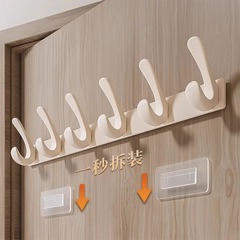 ハンガーの壁のドアの後ろのフックを外して、トイレの穴を開けないようにします。