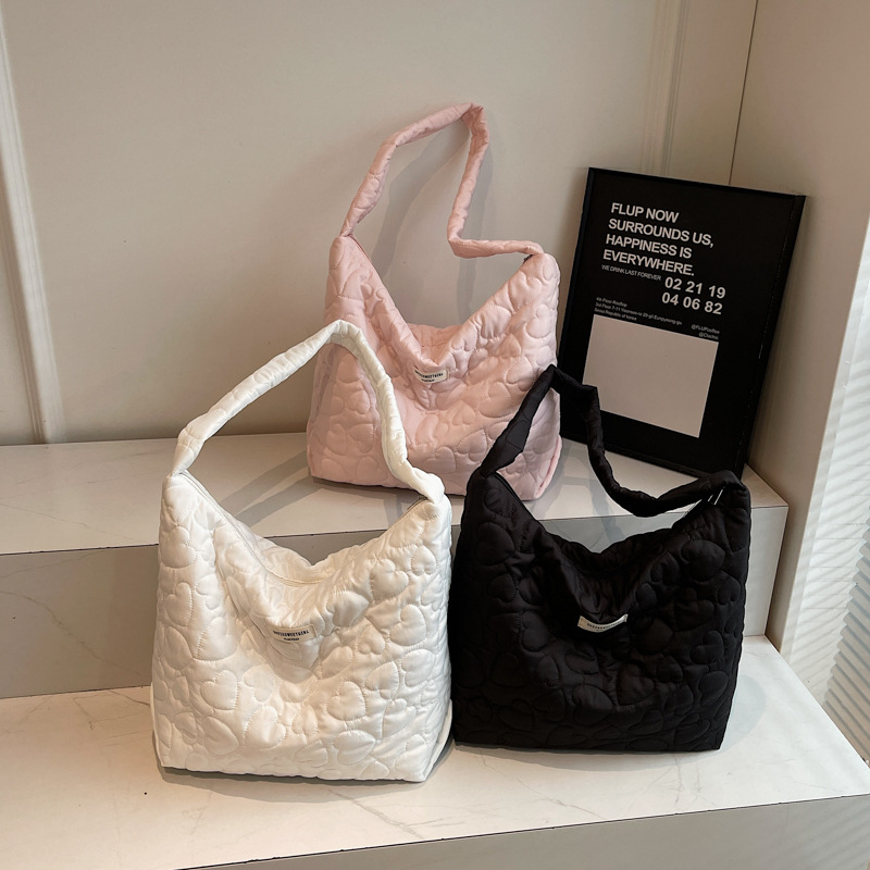 跨境托特包包女秋冬新款韩国爱心衍缝少女单肩包大容量棉服腋下包