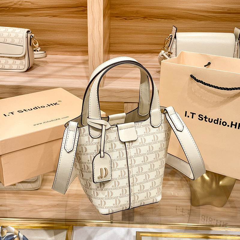 Borsa a secchiello di marca di Hong Kong 2023 Cestino per verdure portatile a tracolla con tracolla monospalla in pelle estiva versatile di nuova moda_voghion.com