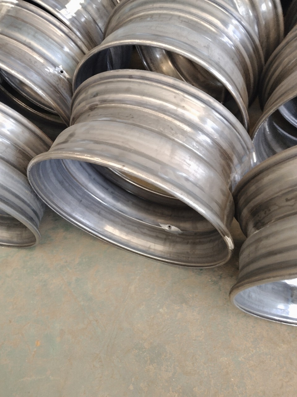Factory Direct Sales 9.0 * 22.5 Vacuum Steel Ring Wheel Hub Rim