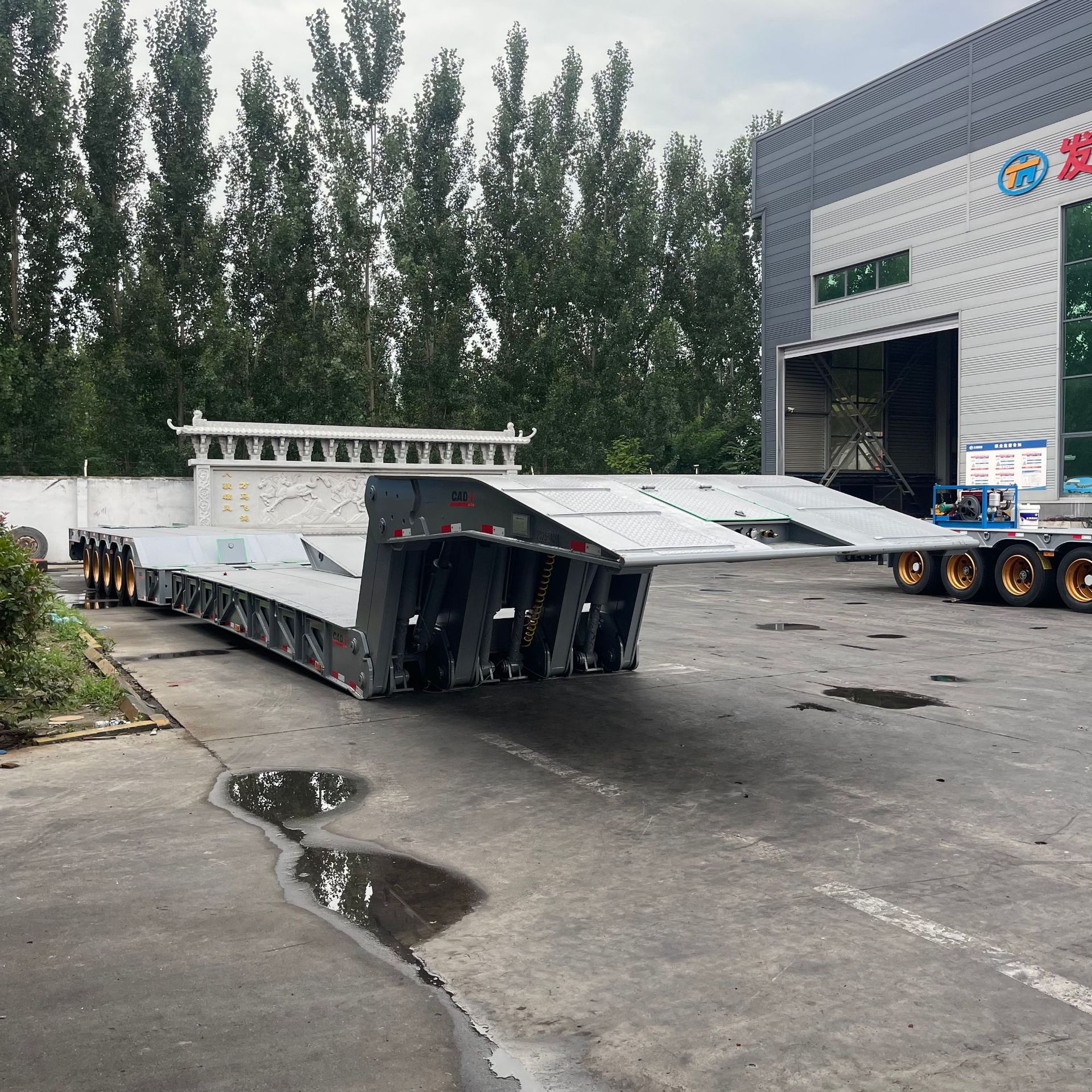 The Factory Supplies and Sells Special Low-Bed Semi-Trailers for Heavy Machinery Transport, Foldable Gooseneck Trailers with Powerful Engines