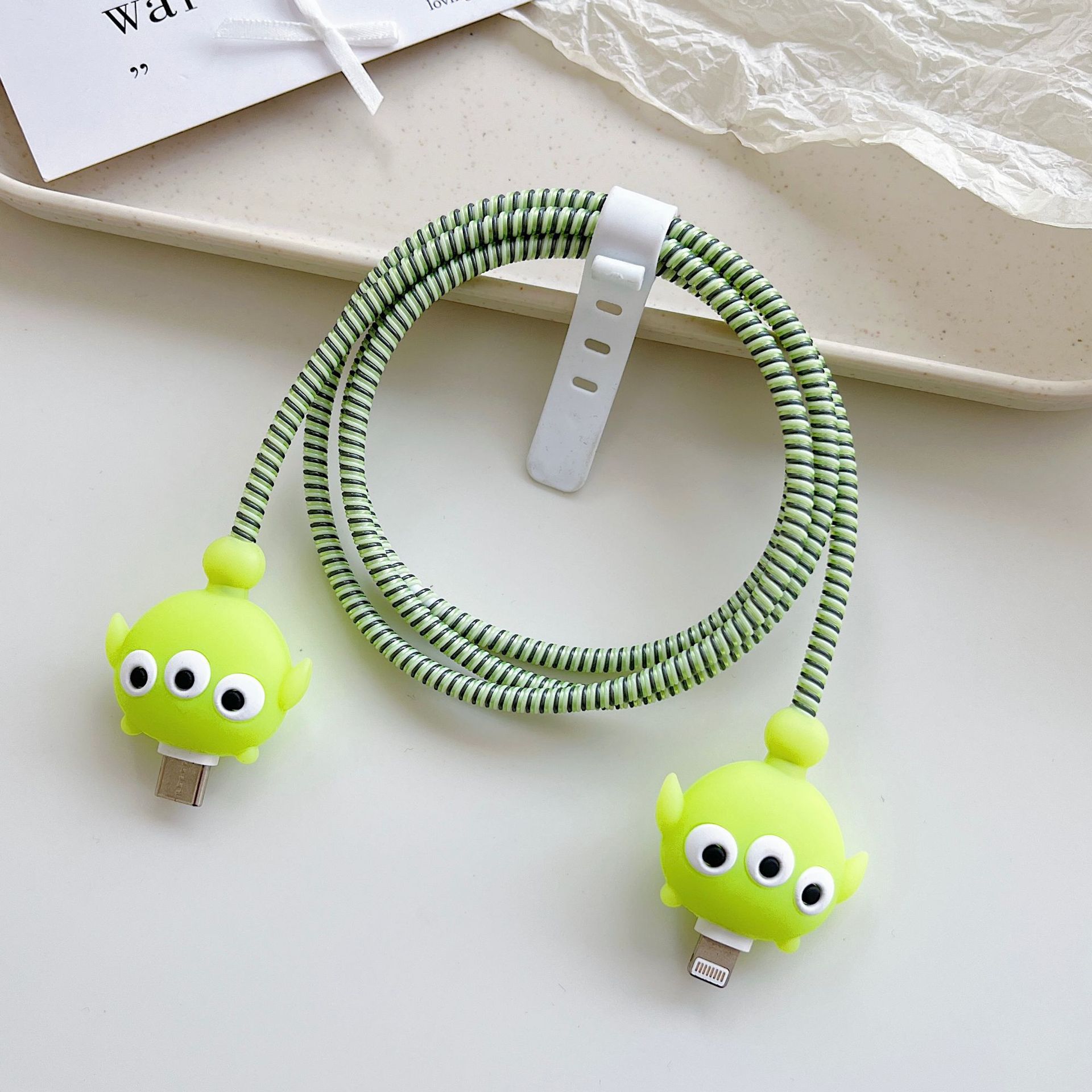 Amazon cartoon cable de datos cubierta adecuada para Apple Android cable de datos de carga rápida cuatro piezas en stock al por mayor