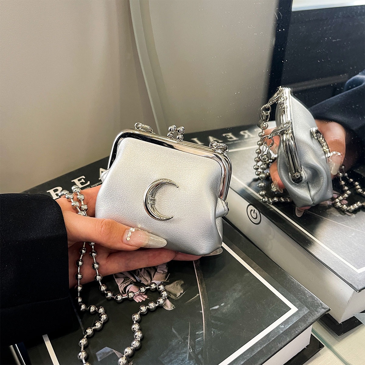 Paquete de cambio 2025 versión coreana de la bolsa de diseño de abanico de color de concha de nicho, cadena de colisión oblicua de todo fósforo, nuevo estilo, mensajero femenino de verano