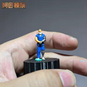 Мини-фигурка 1/64 «Старик-механик» для макетов