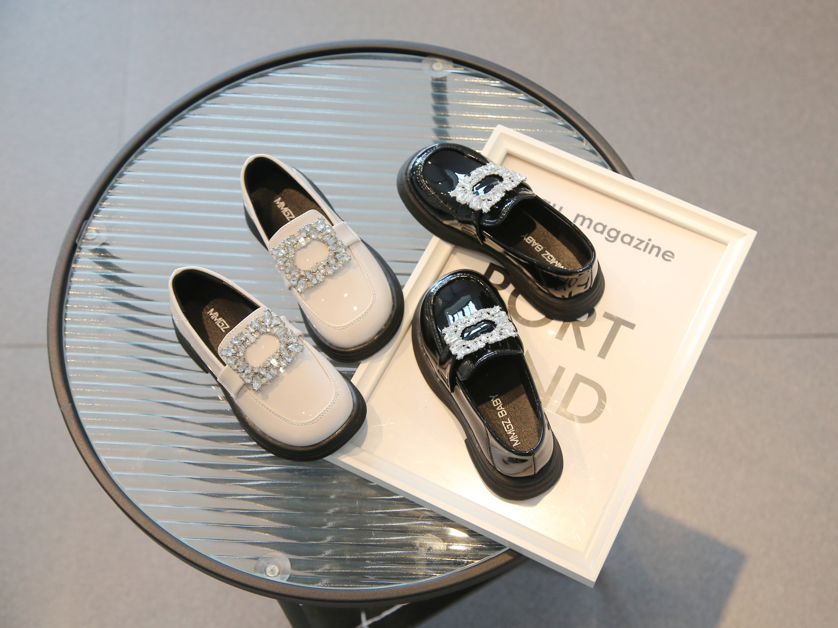 Versione coreana di mocassini con grandi diamanti e fibbia quadrata, scarpe di pelle nera, scarpa singola da ragazza,_voghion.com