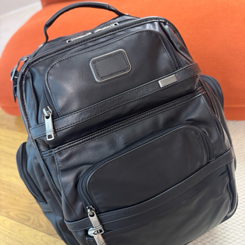 New men's top-layer cowhide backpack for business trips, casual use, laptop bag, commuting, business travel, and leisure backpack New men's top-layer cowhide backpack for business trips, casual use, laptop bag, commuting, business travel, and leisure backpack