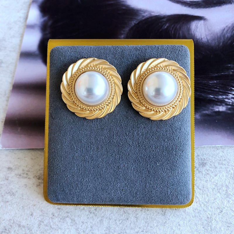 Vente En Gros Bijoux Rétro Perle Coeur Forme Géométrique Boucles D&#39;oreilles Nihaojewelry display picture 6
