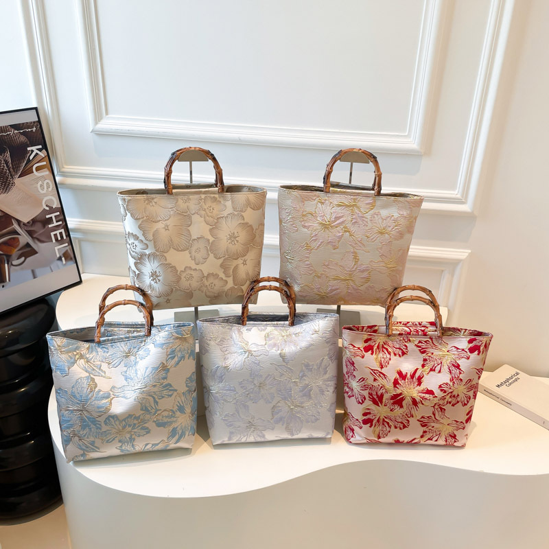 New Chinese-Style Retro Floral Hanfu Large-Capacity 2025 Cheongsam Large-Capacity Trendy Bamboo Handle Tote Bag New Chinese-Style Retro Floral Hanfu Large-Capacity 2025 Cheongsam Large-Capacity Trendy Bamboo Handle Tote Bag