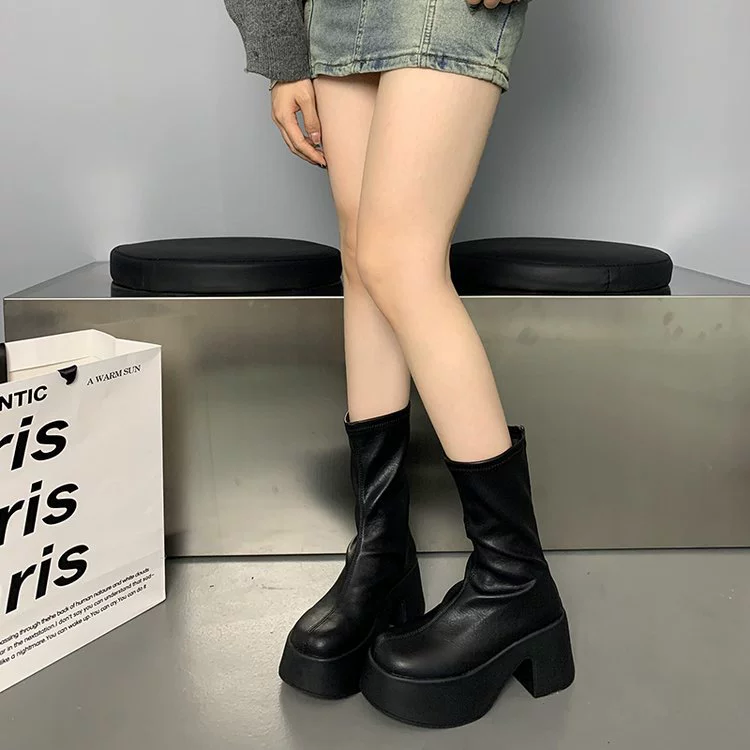 Low demi‑season boots (Martens) fitted ankle, platform chunky sole, black, sizes 35–40
