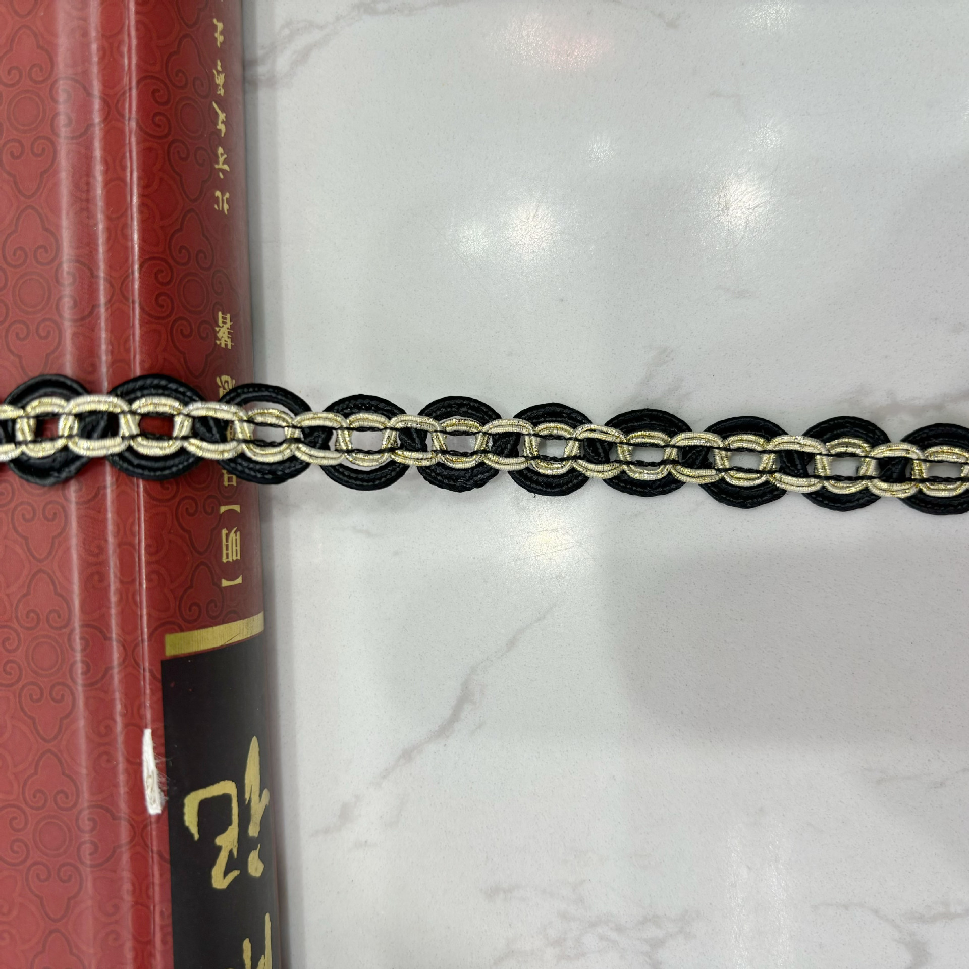 Fábrica en stock Venta Directa estilo étnico encaje con cuerda de pozo oro y plata seda ocho caracteres encaje vestido de novia traje Accesorios