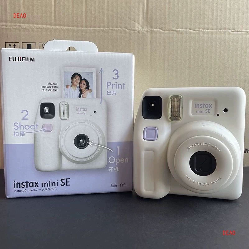 Мгновенная камера (Fujifilm instax) mini7+ — белая, компактная, с опцией коробки с аксессуарами
