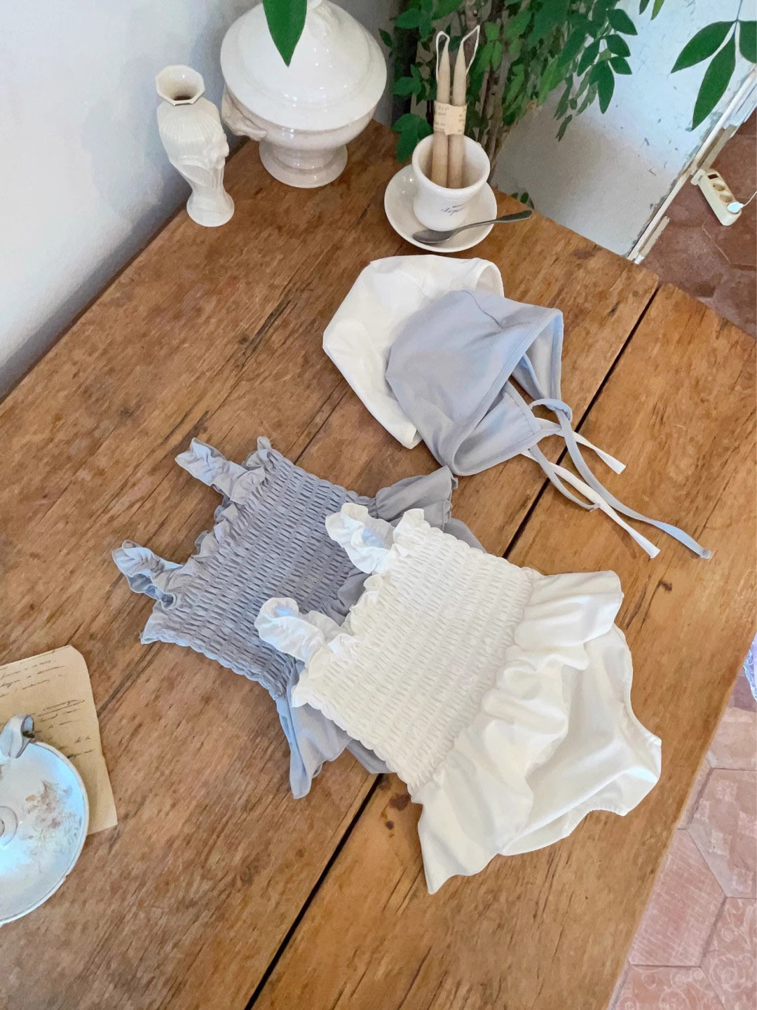 Ins versión coreana de las niñas cabestrillo de bebé bikini de color sólido traje de baño dividido traje de tres piezas falda de traje de baño de moda de moda