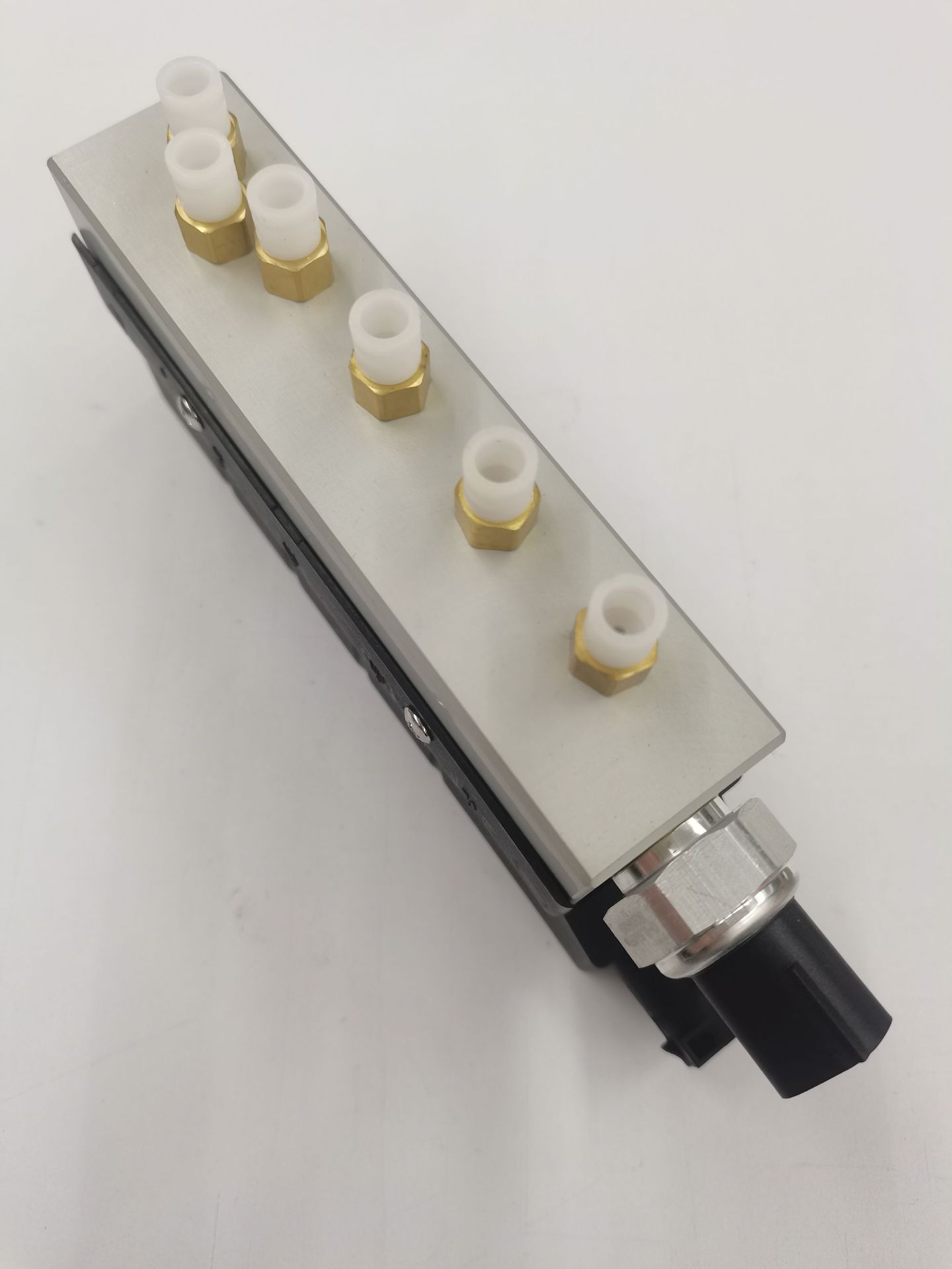 A2203200258 air distribution valve is suitable for the old model Mercedes-Benz W220 butterfly solenoid valve, direct from the manufacturer