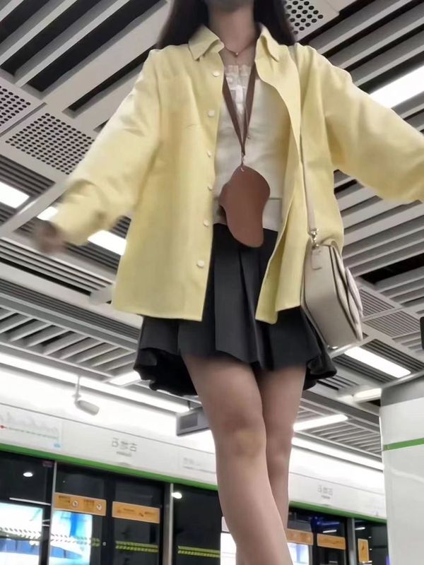 春と秋のストライプのシャツの女性の中には、日本のゆったりとした長袖のシャツを重ねて着ています。|undefined