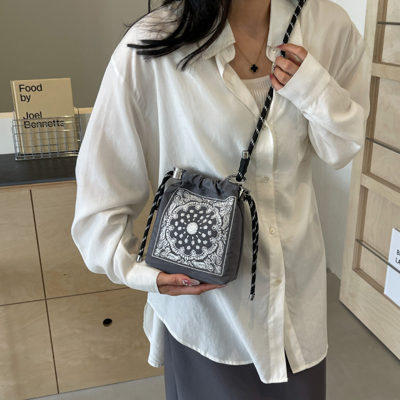日本と韓国の刺繍ボールチェーン巾着バケットバッグ多用途軽量ナイロンクロスボディニッチデザインショルダーバッグ|undefined
