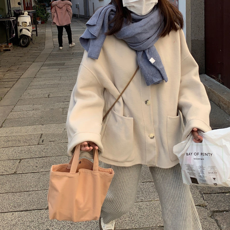 ボタン付きのピンクのバッグ