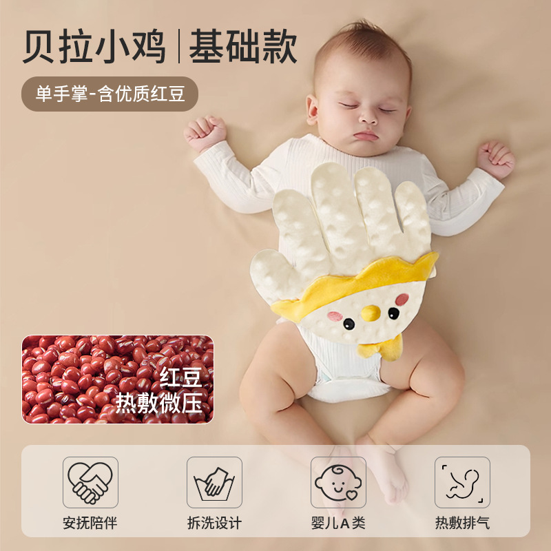 Bebé acariciando el sueño, tranquilizando las palmas, persuadiendo al bebé para que duerma, el bebé se acuesta, persuade al bebé para que se duerma y duerma, bofetada en febrero